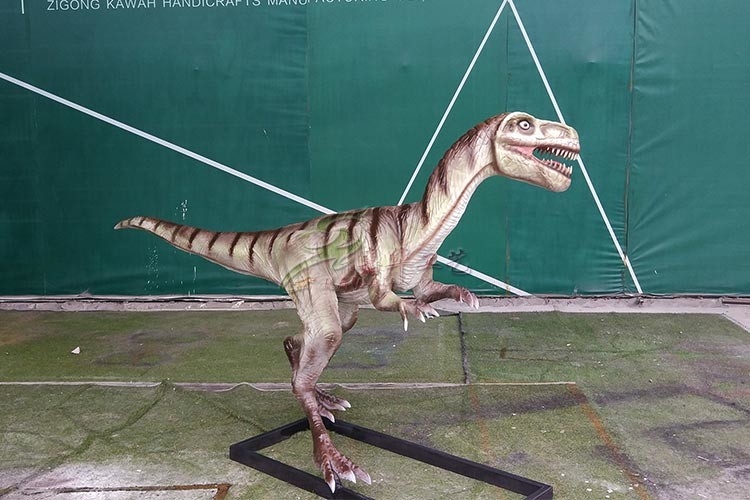 Realistic Coelurosaurs Dinosaur Lawn Statue Snow Proof For Festival Exhibition