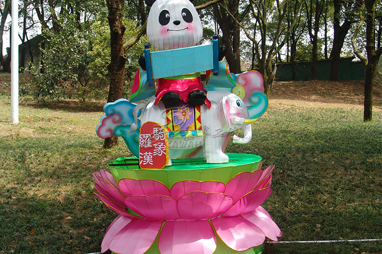 Characteristic Panda Decoration Fabric Chinese Lanterns Display Zoo And Playground