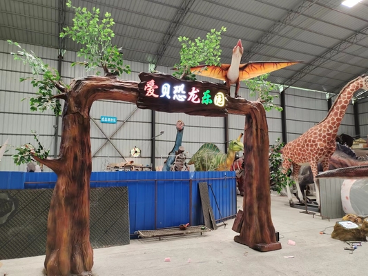 Personalizou a maioria de dinossauro realístico para a porta da porta de entrada do parque