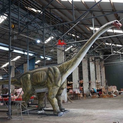 Realistyczny animatroniczny model dinozaura w parku rozrywki Diplodocus