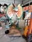 শিশুরা বিনোদনের সরঞ্জামের জন্য থিম পার্ক ডাইনোসরে চড়ে